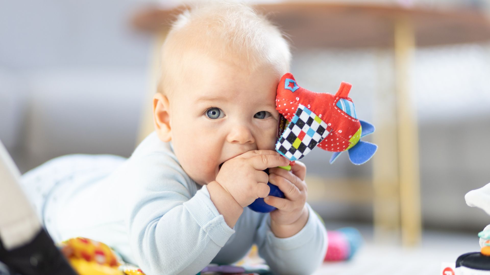sviluppo-neonato-coordinazione-occhiomano